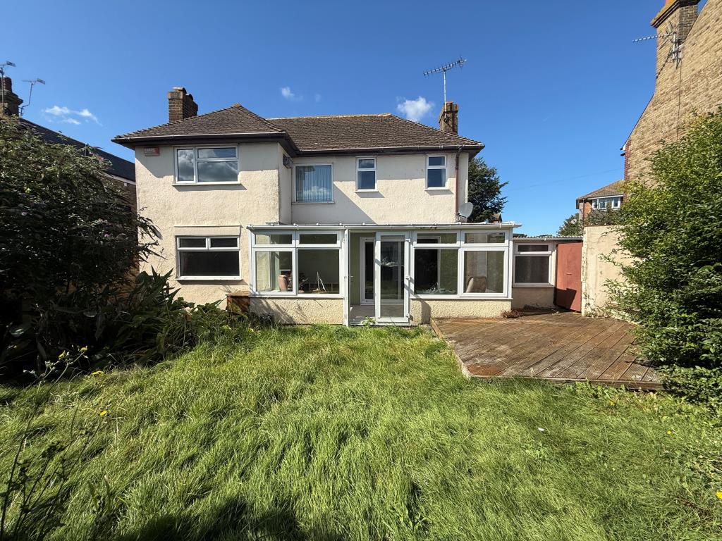 Lot: 150 - DETACHED HOUSE FOR REFURBISHMENT - Garden to rear